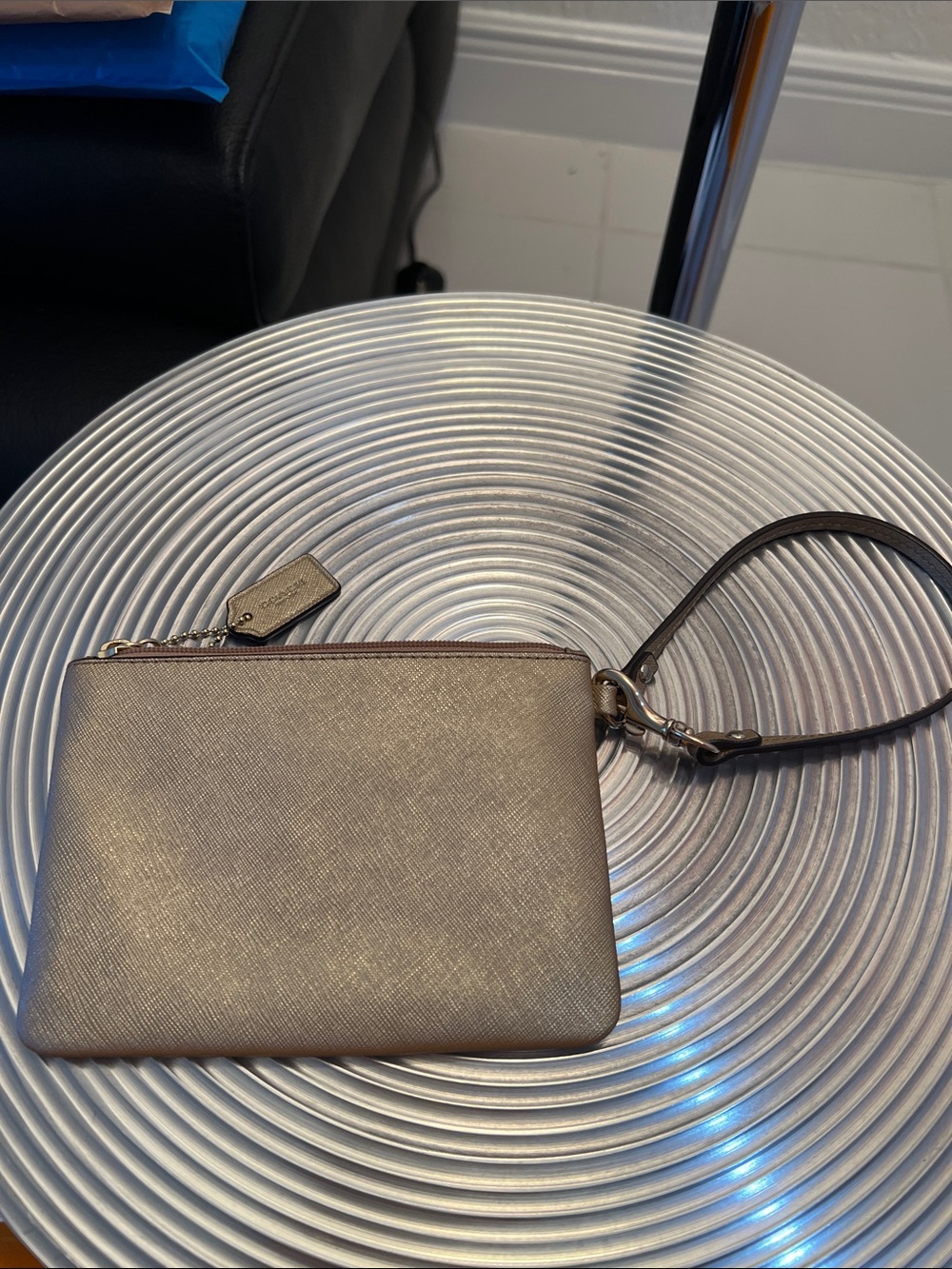 Coach NWOT Metallic Taupe and Gold Leather Wristlet with Bow Accent and hangtag - Picture 4 of 7